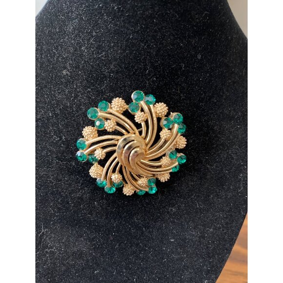 Crown Trifari Jewelry - Crown Trifari gold tone and green emerald rhinestone brooch vintage